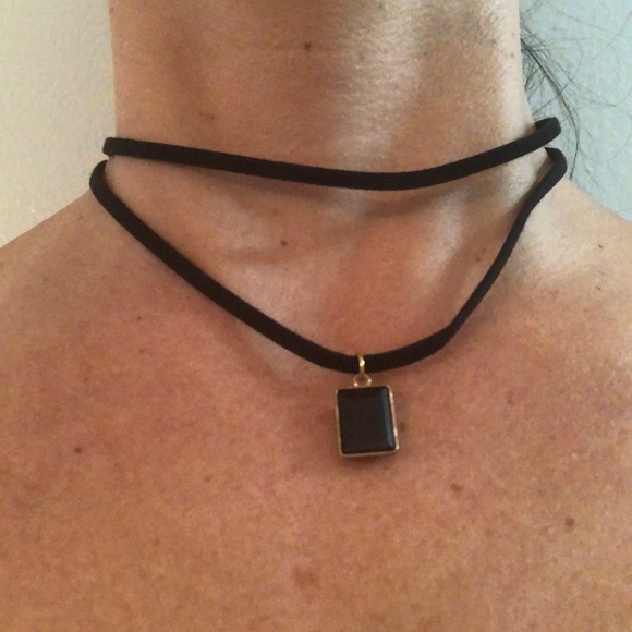 Jewelry - ❤️New black velvet choker with black stone❤️
